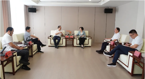 區(qū)領導會見港口集團副總經(jīng)理朱勇進一行